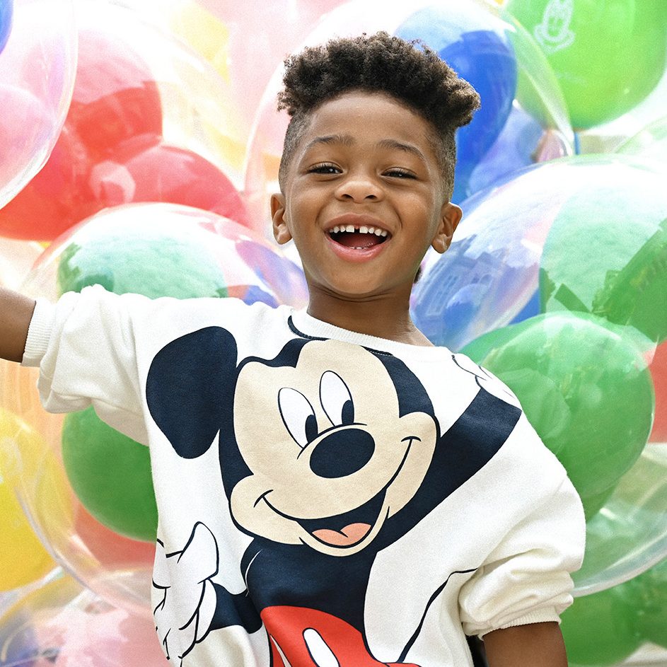 WDW-MK-KidBaloons-SM-crop